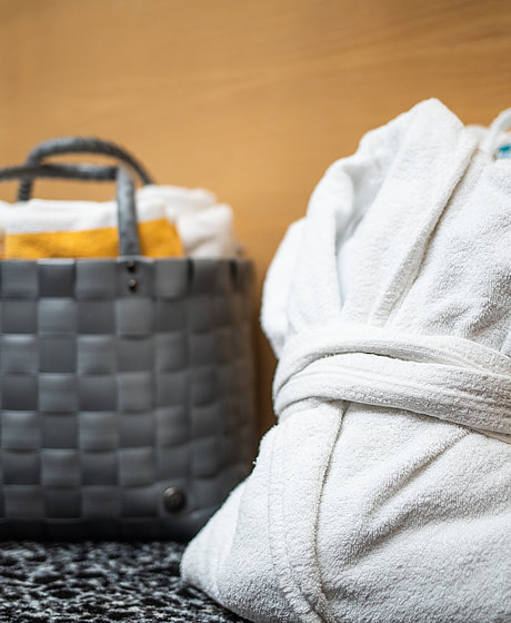 Bademäntel und Spa-Taschen in einem Zimmer des Hotel Rauter © Gsaller Media